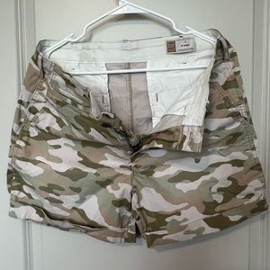 Gap Women’s camo shorts size 12 5”